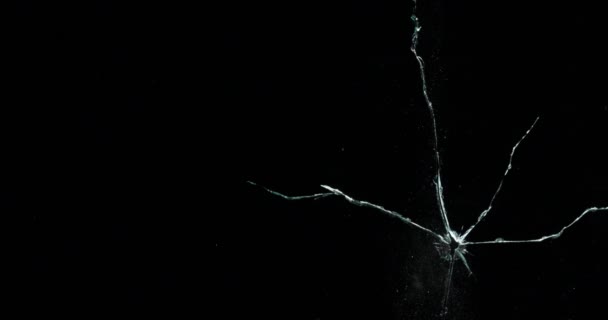 Rachaduras quebradas fratura de vidro efeito textura isolado abstrato fundo preto. Bala rachado janela com grande buraco tela espelho arma tiro
. - Filmagem, Vídeo