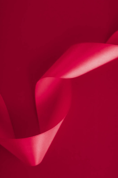 Concepto de marca, vacaciones y marcas de lujo - Cinta de seda rizada abstracta sobre fondo rosa, diseño exclusivo de marca de lujo para la promoción de productos de venta de vacaciones y glamour arte invitación tarjeta telón de fondo - Foto, Imagen