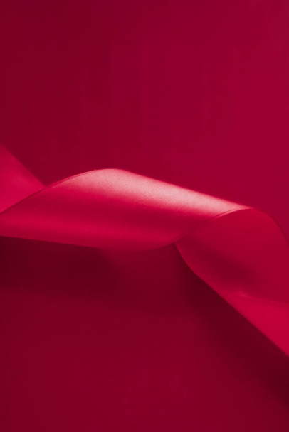 Branding, διακοπές και luxe brands concept - Αφηρημένη σγουρή κορδέλα μετάξι σε ροζ φόντο, αποκλειστική πολυτέλεια brand design for holiday sale product promotion and glamour art invitation card background - Φωτογραφία, εικόνα