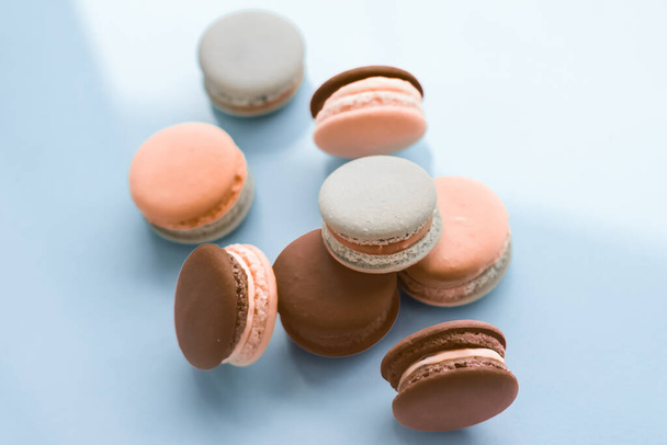 Pastry, bakery and branding concept - French macaroons on blue background, parisian chic cafe dessert, sweet food and cake macaron for luxury confectionery brand, holiday backdrop design - Foto, immagini