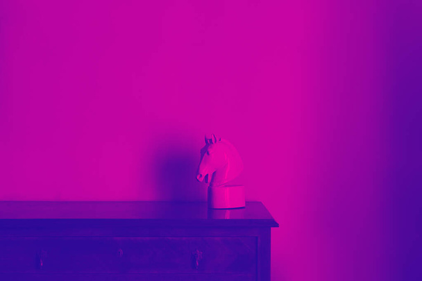statua testa di cavallo in rosa viola duo colori sfumati tono
 - Foto, immagini