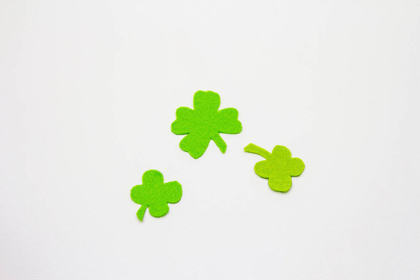 Kleeblätter aus Filz isoliert auf weißem Hintergrund. Glückssymbol, St.Patrick 's Day-Konzept - Foto, Bild
