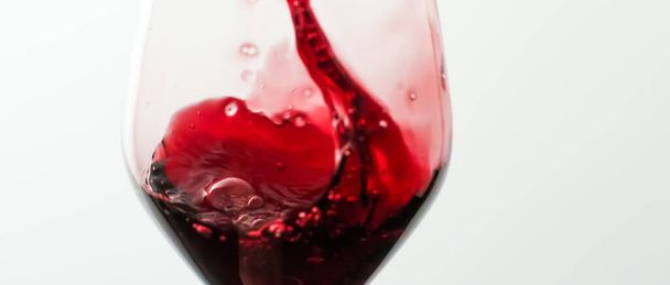 Винодельня, приветствия и концепция виноделия - бокал красного вина, разливной напиток на роскошном празднике дегустации, контроль качества брызг жидкого движения фона для энологии или премиум виноградарства бренда - Фото, изображение