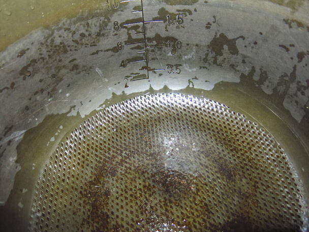  錆びた古い大きな鍋の底は - 写真・画像