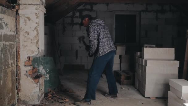 Homme brise mur de briques avec marteau de traîneau
 - Séquence, vidéo
