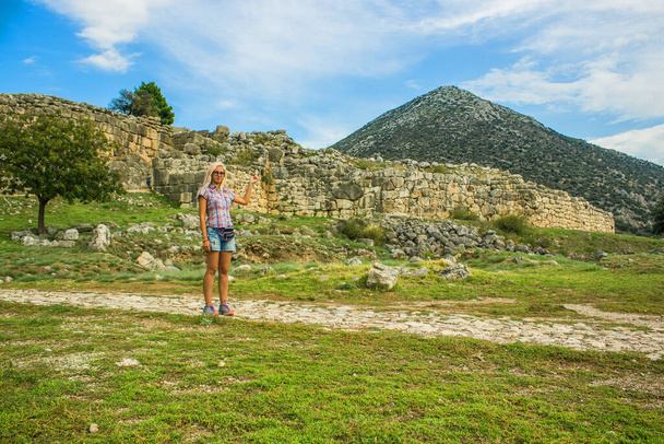 旅行ライフスタイルの概念写真の女の子の肖像画近くギリシャ古代都市の石の遺跡緑の山の風景風光明媚な環境南ヨーロッパ地域のスペース. - 写真・画像