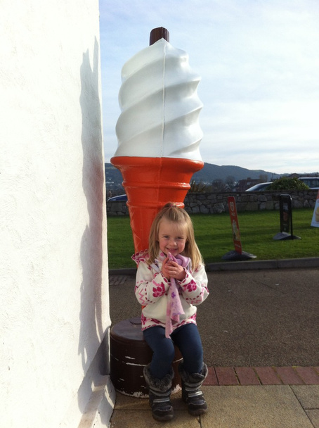 Chica joven con helado grande
 - Foto, Imagen