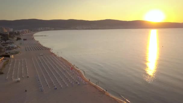 黒海の海岸に位置しているサニービーチ市の空中ビュー。多くのホテルの建物や観光インフラと砂のビーチのトップビュー. - 映像、動画