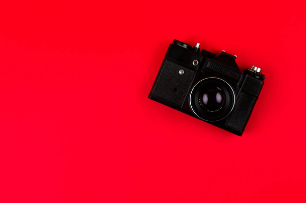 Плоская пленочная камера, изолированная на красном фоне. Копирование пространства
 - Фото, изображение