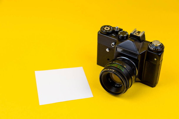 Câmera de película plana isolada no fundo amarelo. Espaço de cópia
 - Foto, Imagem