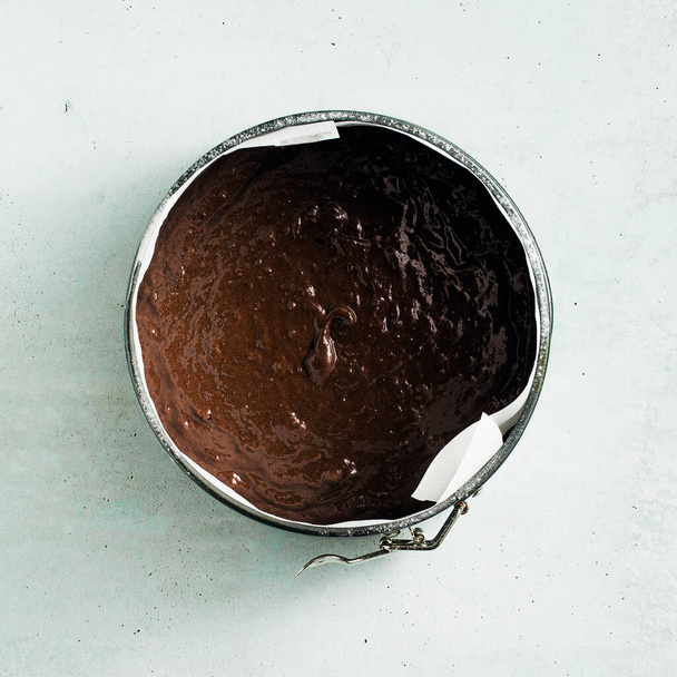 Schokoladenteig, fertig zum Backen in einer Auflaufform - Foto, Bild