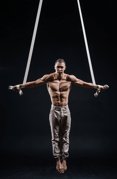 circus artist on the aerial straps man - Фото, зображення