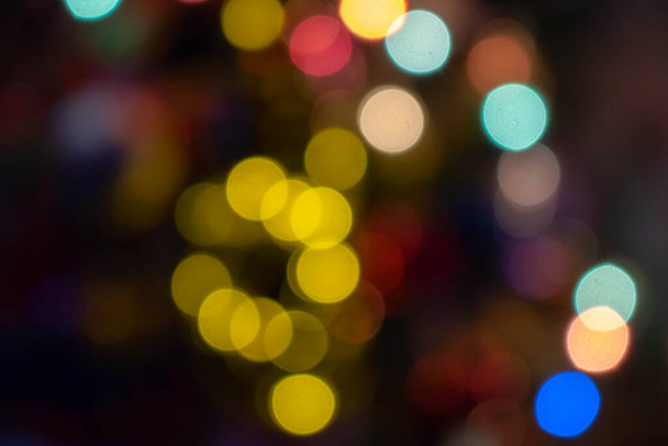abstrakcyjny czerwony brokat światła tła. rozkojarzony. Kolorowe żarówki i żywe okrągłe światła bokeh drzewo świąteczne nastrój błyskawica - Zdjęcie, obraz