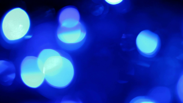 intreepupil blauwe lichten met bokeh, wazig beweging achtergrond - Video