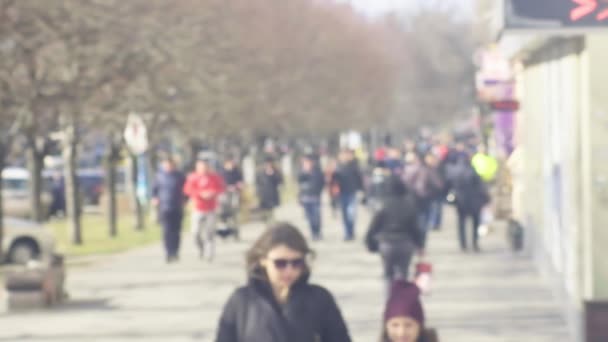 Elhagyatott utca, járókelőkkel. Lassú mozgású tömeg. tömegek sétálnak a város utcáin - Felvétel, videó