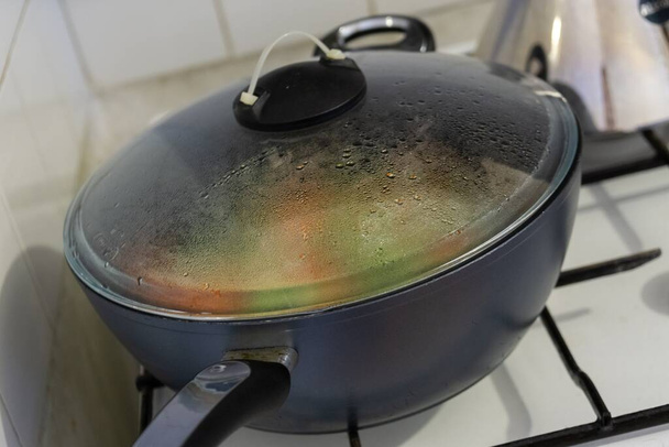 casserole avec couvercle en verre humide, processus de cuisson des légumes - Photo, image