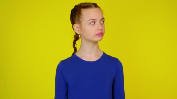 Teen girl in blue pullover looks around at places text - Záběry, video