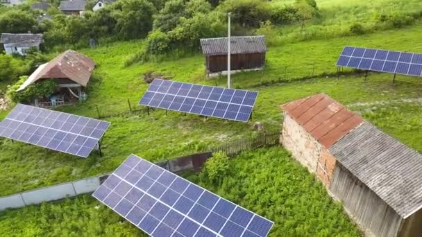 Widok z góry na dół paneli słonecznych w zielonej okolicy wiejskiej. - Materiał filmowy, wideo