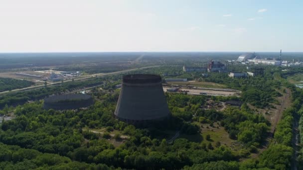 Csernobil Npp ötödik, hatodik atomreaktorának hűtőtornyaira néző antenna - Felvétel, videó