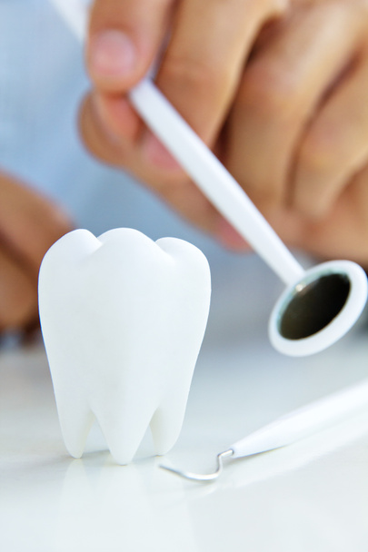 Zahnarzt hält Dentalspiegel, Dentalhygienekonzept - Foto, Bild