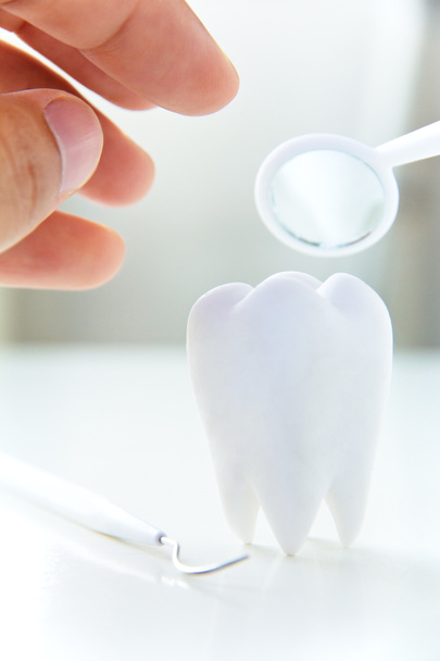 Dentista sosteniendo espejo dental, concepto de higiene dental
 - Foto, imagen
