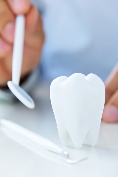 dentysta gospodarstwa lusterko dentystyczne, koncepcji higieny jamy ustnej - Zdjęcie, obraz