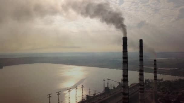 Zicht vanuit de lucht op hoge schoorsteenpijpen met grijze rook van kolencentrales. Productie van elektriciteit met fossiele brandstoffen. - Video