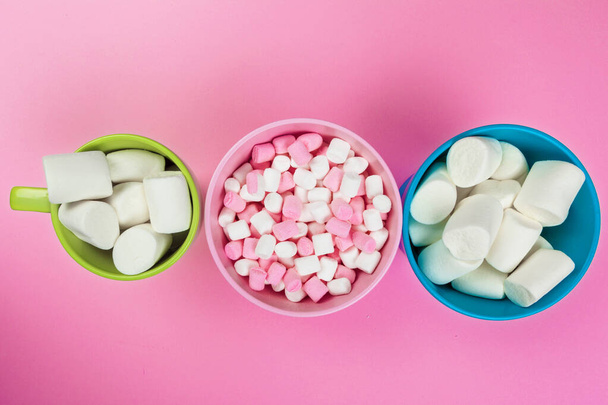 Marshmallows on pink background. close up. creative photo. - Foto, afbeelding