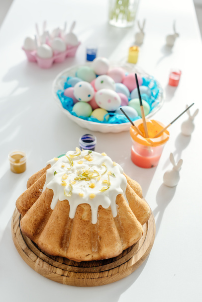 селективный фокус сладкого пасхального торта рядом с окрашенными куриными яйцами и декоративными кроликами
  - Фото, изображение