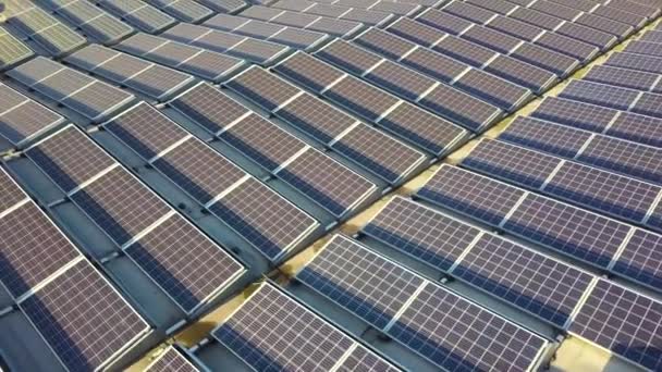 Luftaufnahme vieler Photovoltaik-Sonnenkollektoren auf dem Dach eines Industriegebäudes. - Filmmaterial, Video