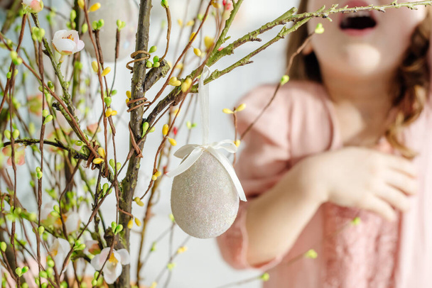 子供の近くに装飾的なイースターエッグの柳の枝の選択的な焦点  - 写真・画像
