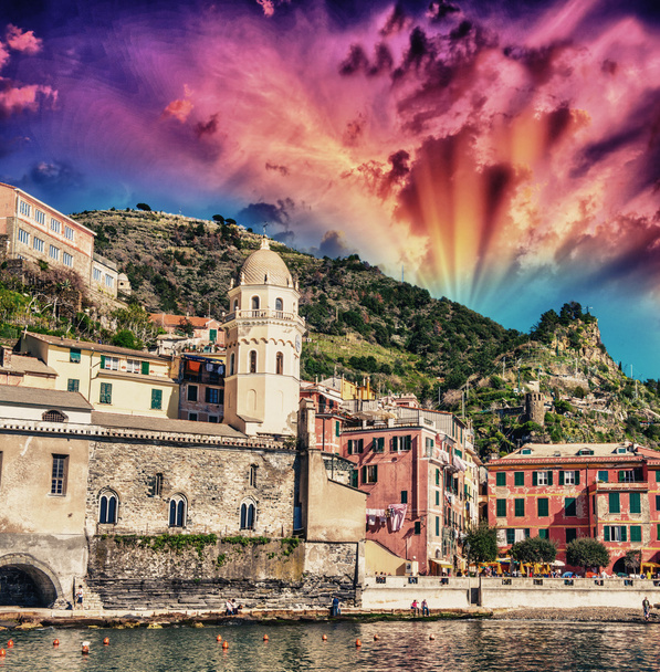 Village pittoresque de Riomaggiore, sur la côte des Cinque Terre - Beaut
 - Photo, image