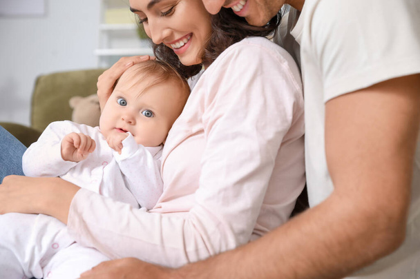Lindo bebé con padres en casa
 - Foto, imagen
