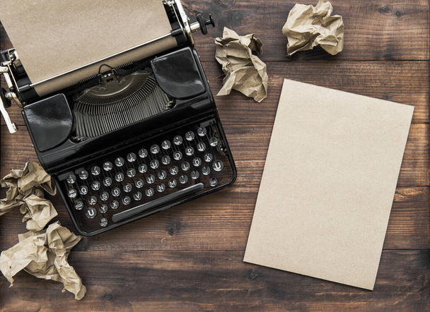 Máquina de escribir antigua y cuaderno de papel. Concepto de creatividad
 - Foto, Imagen