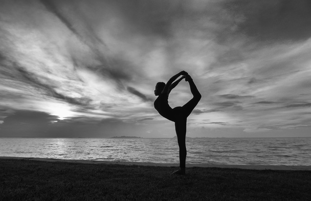 yoga posure kadınla siluet - Fotoğraf, Görsel