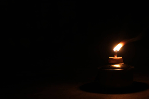 tradiční petrolejová lampa, izolovaná ve zcela tmavé oblasti. - Fotografie, Obrázek