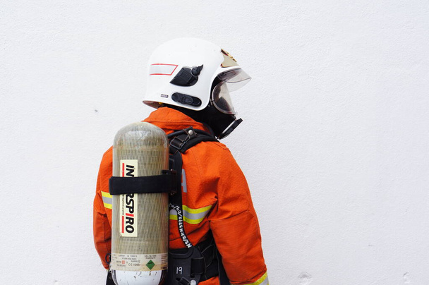 vigile del fuoco con attrezzatura antincendio completa
 - Foto, immagini