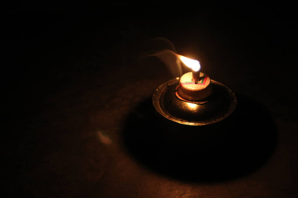 tradizionale lampada al cherosene, isolata in una zona totalmente buia. - Foto, immagini