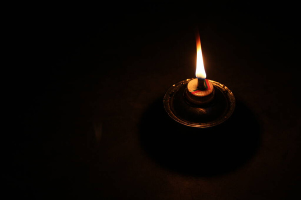 tradiční petrolejová lampa, izolovaná ve zcela tmavé oblasti. - Fotografie, Obrázek