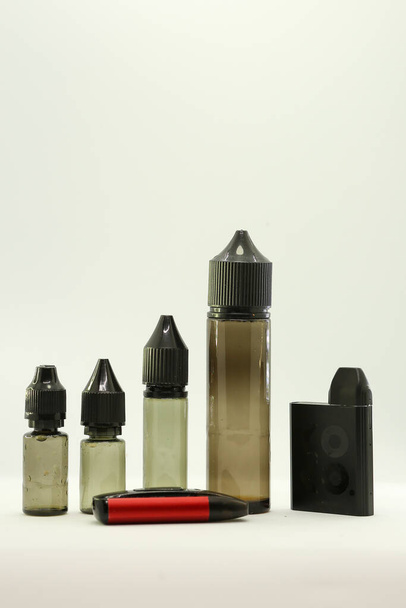 Паріння пляшок рідких соків для електронних сигаретних компаній і магазинів. електронна сигаретна рідина
 - Фото, зображення