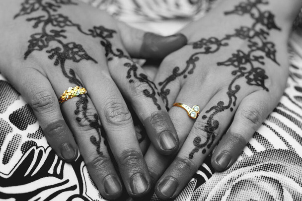 Panny młode ręce z pierścieniami na tle, zbliżenie - Zdjęcie, obraz