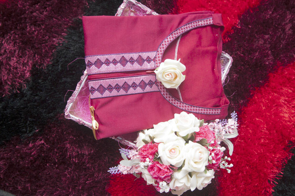 Maláj esküvői dekoráció virágokkal és hímzett inggel - Fotó, kép