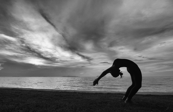 Silhouette donna con esposizione yoga
 - Foto, immagini