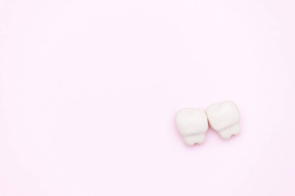 Fehér fog, helyet a szöveg színe rózsaszín háttér. Egészséges fogászati fogak koncepciója. - Fotó, kép