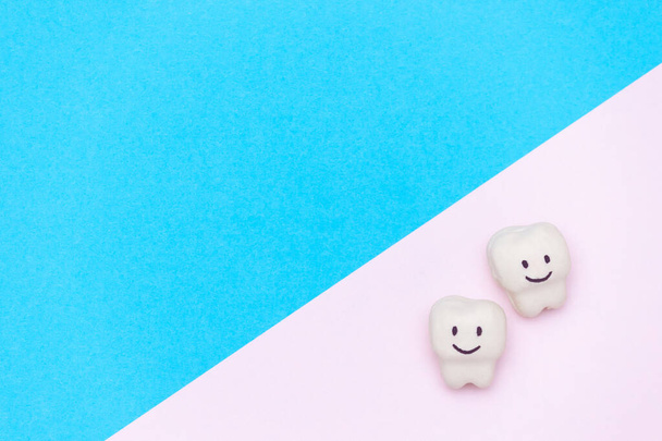 Diente sonriente blanco, espacio para texto sobre fondo de color. Concepto de dientes dentales saludables
. - Foto, imagen