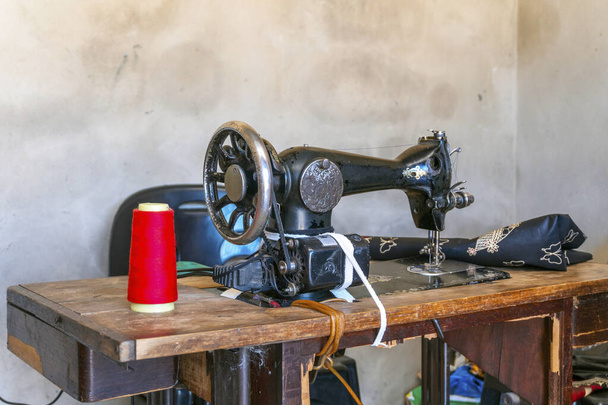 Maszyna do szycia i tkaniny afrykańskie w warsztacie szwaczek, Mozambik, Afryka - Zdjęcie, obraz