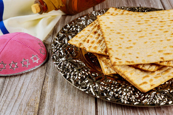 Μάτζο, tallit και kippa σε ξύλινο φόντο. Εβραϊκή εορταστική έννοια. - Φωτογραφία, εικόνα