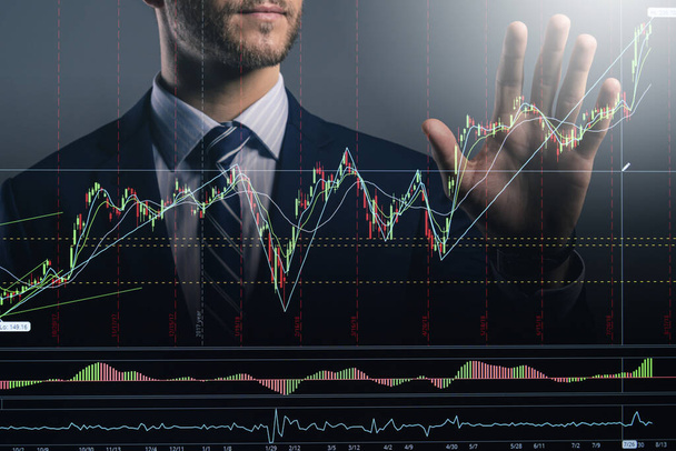 スマートcaucasianビジネスマン手タッチ目に見えない株式チャート市場画面暗い背景ビジネス金融のアイデアコンセプト - 写真・画像