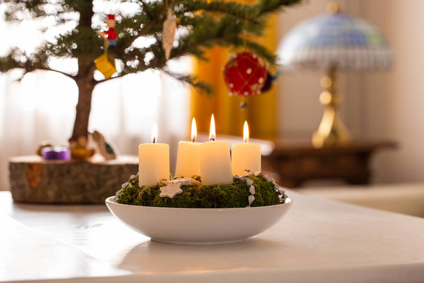 Kerzen brennen in der Weihnachtszeit - Foto, Bild