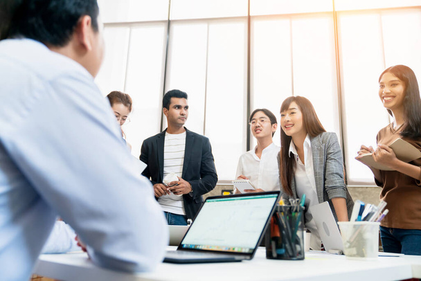 Glückliche Unternehmer Teamwork Brainstorming und Diskussion auf weißem Tisch während der Geschäftspräsentation im Büro. - Foto, Bild
